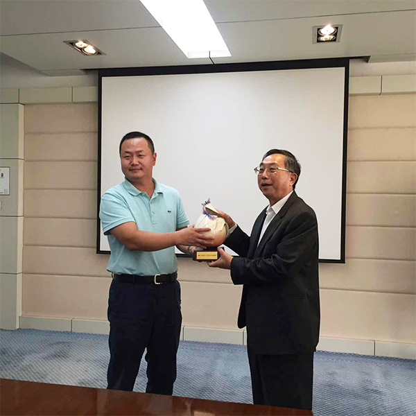 歌爾股份副董事長、總裁姜龍先生與奇美許春華董事長互贈禮品
