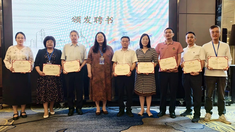 頒發(fā)編委聘書(shū)