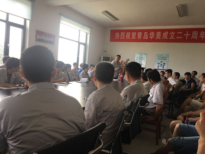 副總經理張炳訓現場操作示范滅火器的使用方法