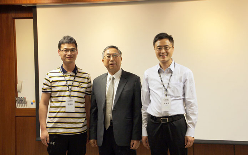 奇美集團董事長許春華（中）與總經理王東（右）合影