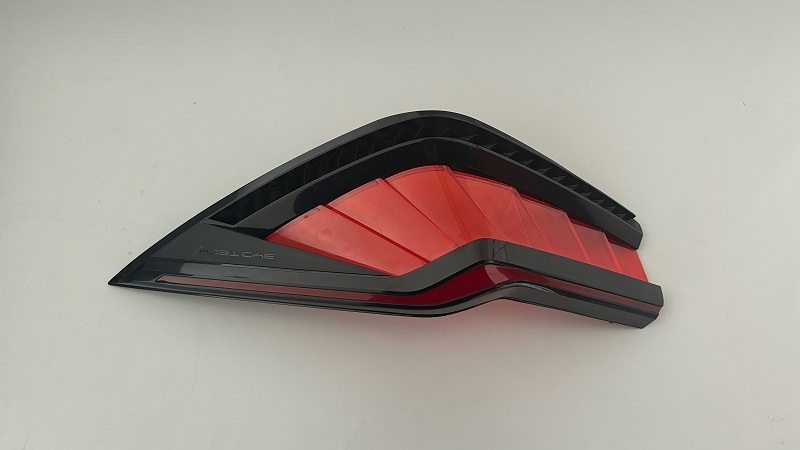 品質與美學的雙重選擇，車燈邊框用高光黑PMMA材料